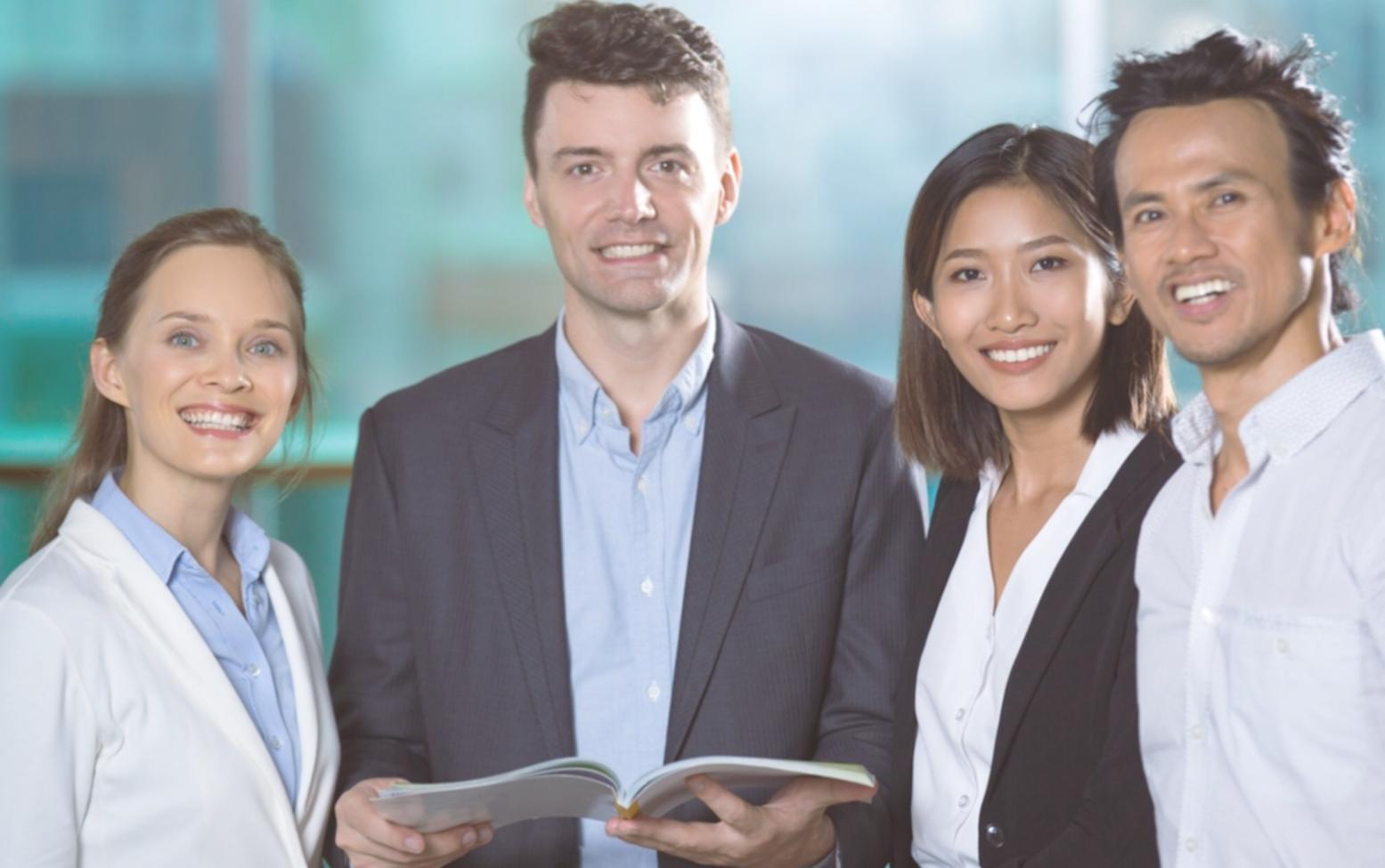 Empresaria trabajando en análisis financieros